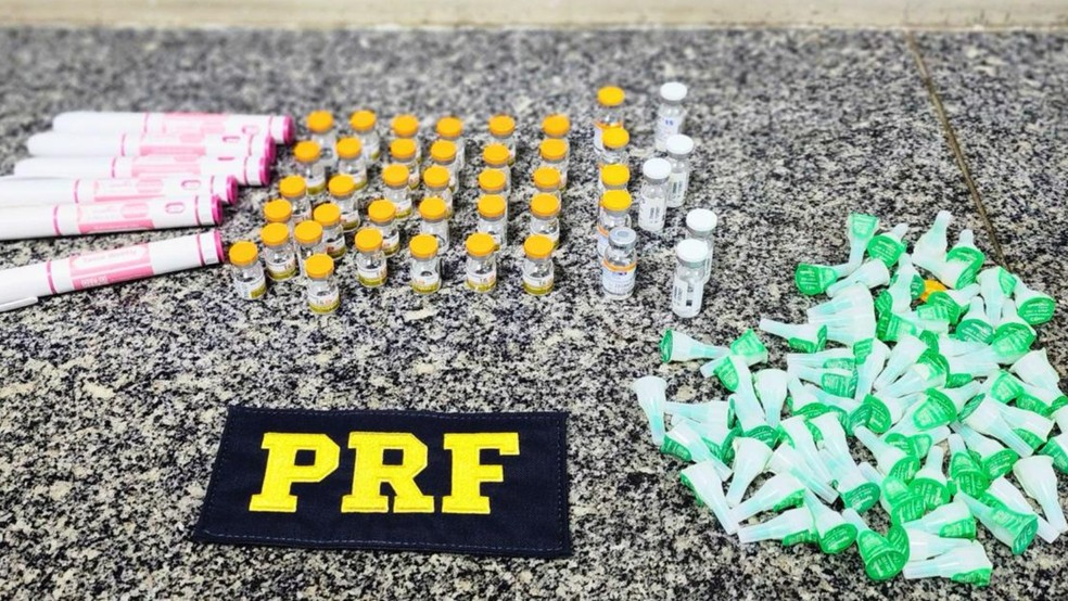 PRF apreendeu canetas e medicamentos emagrecedores contrabandeados do Paraguai na BR-020, em Caucaia. — Foto: PRF/ Divulgação