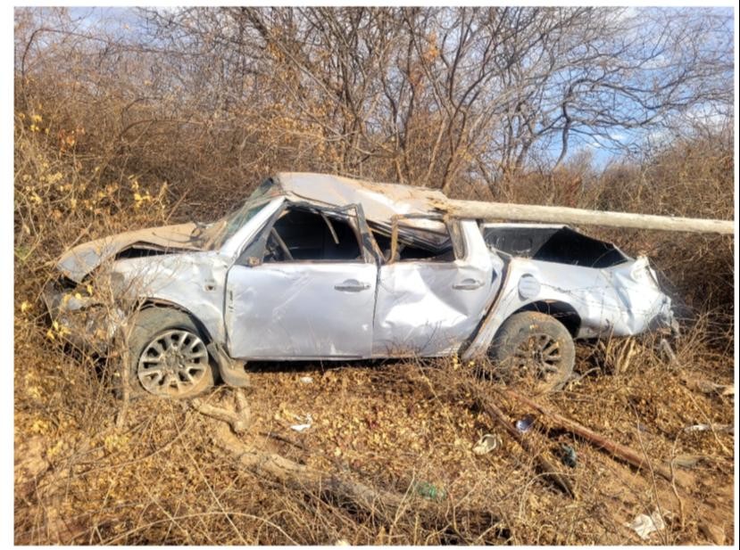 Menina de 7 anos morre e o pai dela fica ferido em acidente na zona rural de Monte Azul