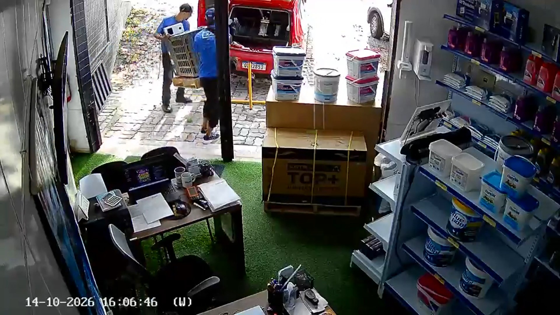 VÍDEO: dupla rouba loja de produtos para piscinas na Pampulha; prejuízo chega a R$ 50 mil