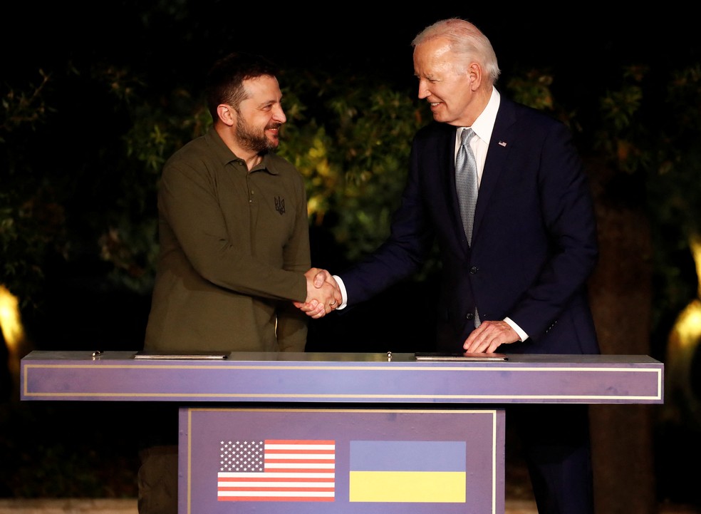 Zelensky e Biden após assinarem acordo nesta quinta-feira (13). — Foto: Alessandro Garofalo/Reuters