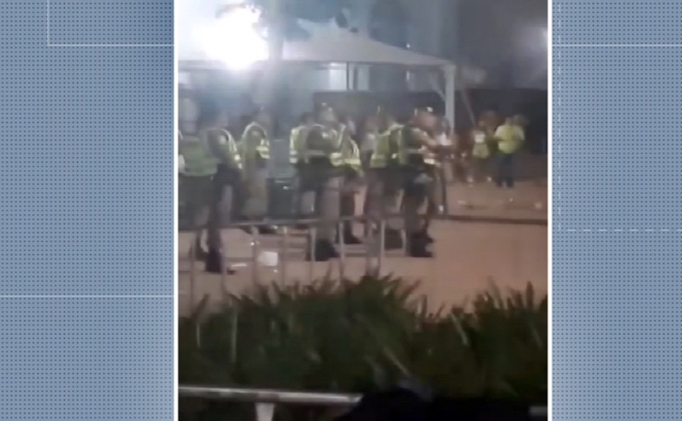 PM diz que vai apurar conduta de militares em ação que deixou 9 pessoas feridas durante o carnaval em Poços de Caldas — Foto: Reprodução EPTV