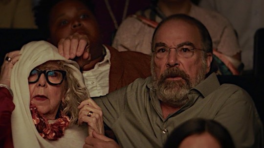 Casal de atores compartilha sua rotina em seriado - Juntos há 45 anos, Mandy Patinkin e Kathryn Grody protagonizam 'Seasoned', inspirado em suas vidas.