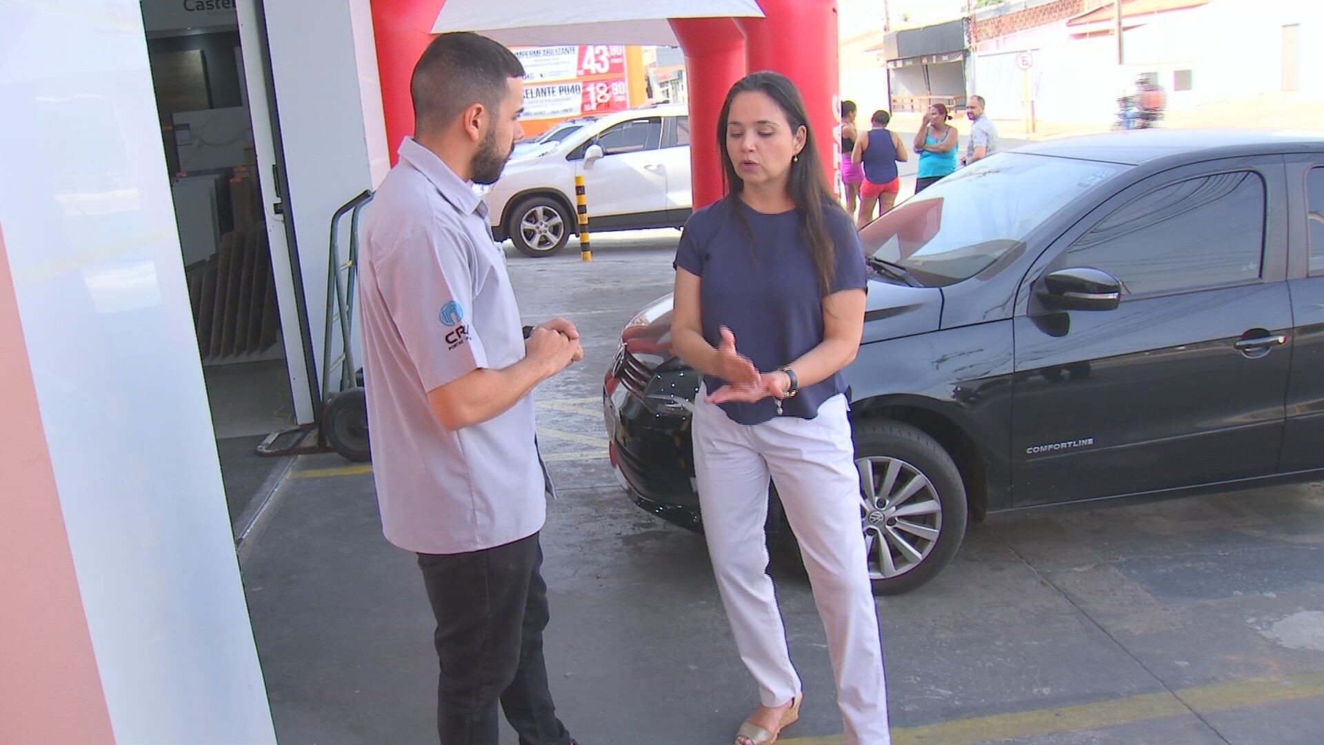 Candidata à Prefeitura de Bauru, Chiara Ranieri visita Avenida Castelo Branco e discute tratamento de água na cidade