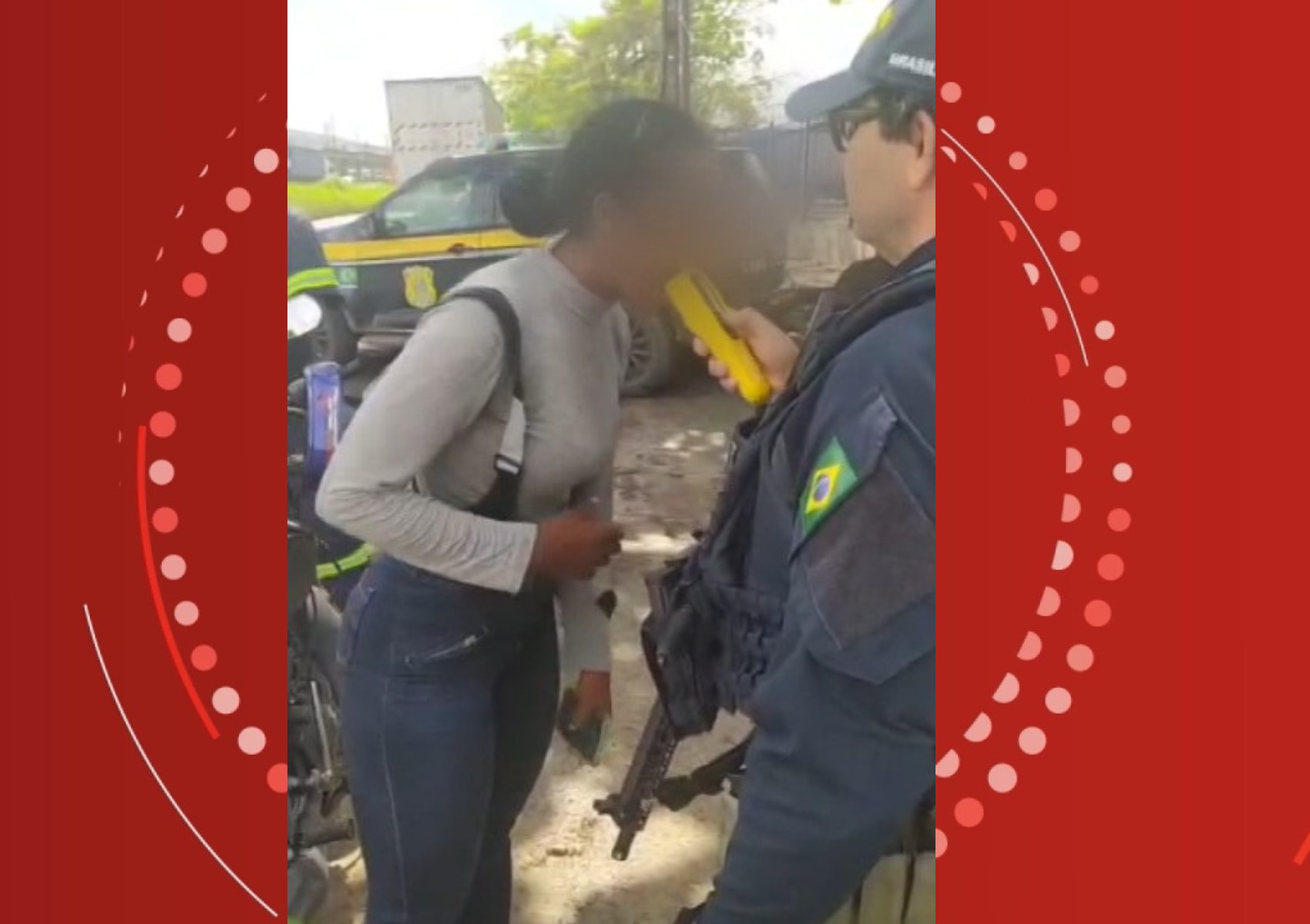 VÍDEO: Mulher tentar morder aparelho durante teste do bafômetro na BR-324, em Salvador