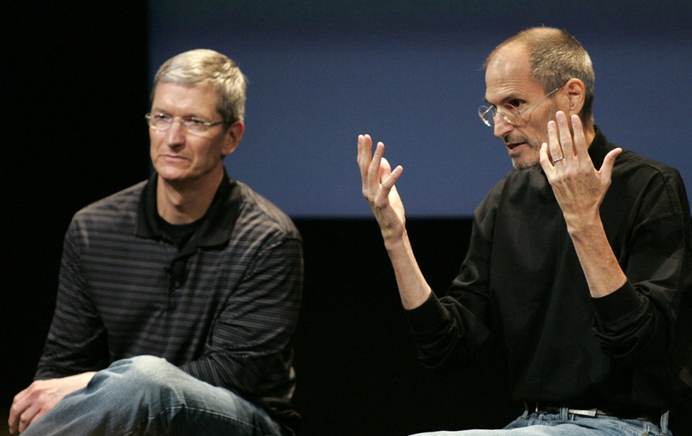 Tim Cook ao lado de Steve Jobs durante conferência sobre problemas no iPhone 4, em julho de 2010. Cook é o sucessor de Jobs na Apple — Foto: Kimberly White/Reuters
