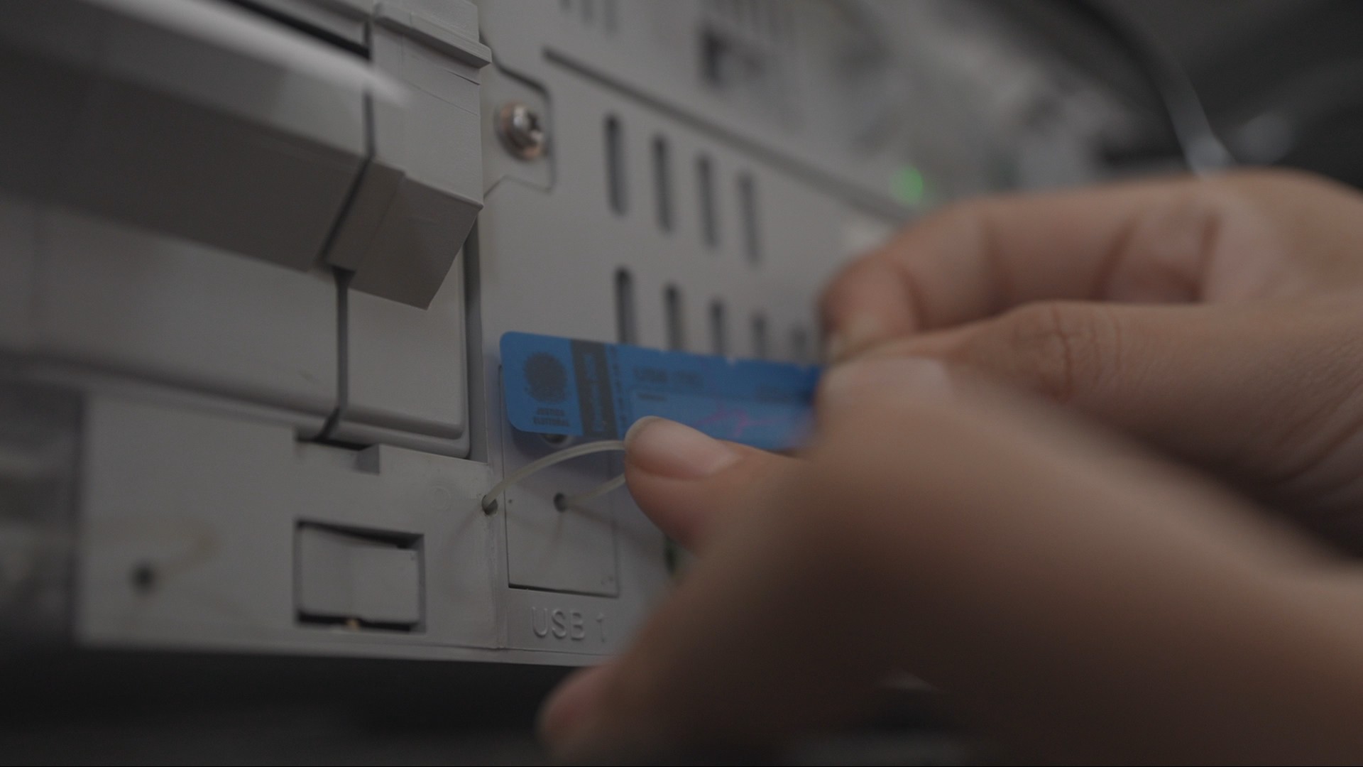 TRE do DF começa a lacrar urnas eletrônicas para as eleições; capital terá mais de 7,5 mil equipamentos