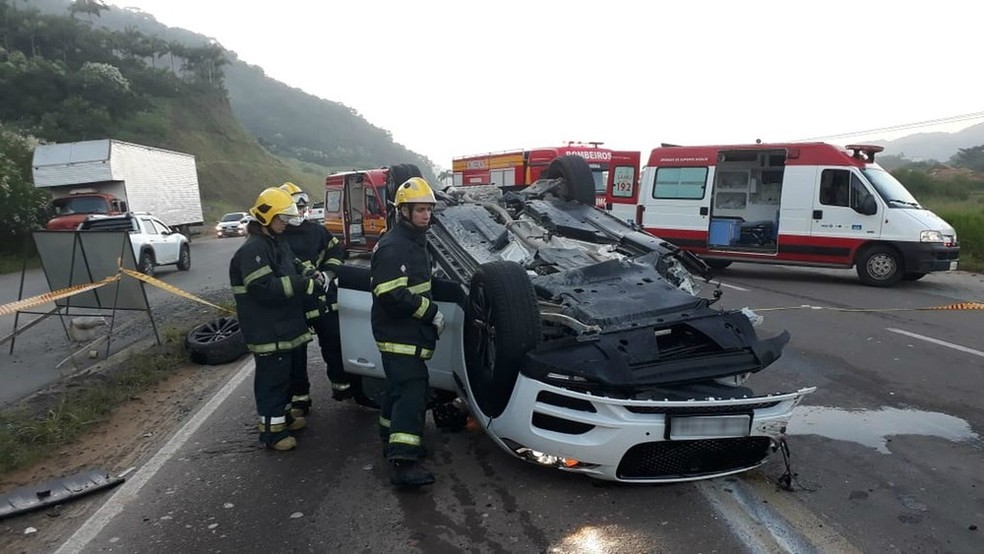 Jaguar envolvido em acidente que matou duas jovens na BR-470 em Gaspar. — Foto:  Bombeiros/ Divulgação
