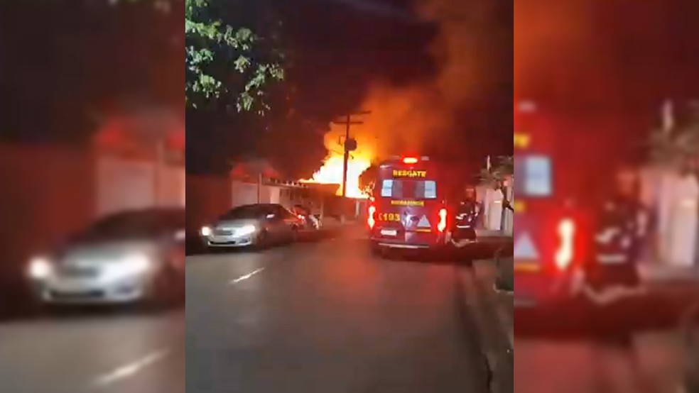 3 de 3
Um inc&ecirc;ndio destruiu uma casa na Rua Capit&atilde;o Francisco Rodrigues Garcia, no bairro Bonfim, em Assis &mdash; Foto: Assis Fraternal/Reprodu&ccedil;&atilde;o
