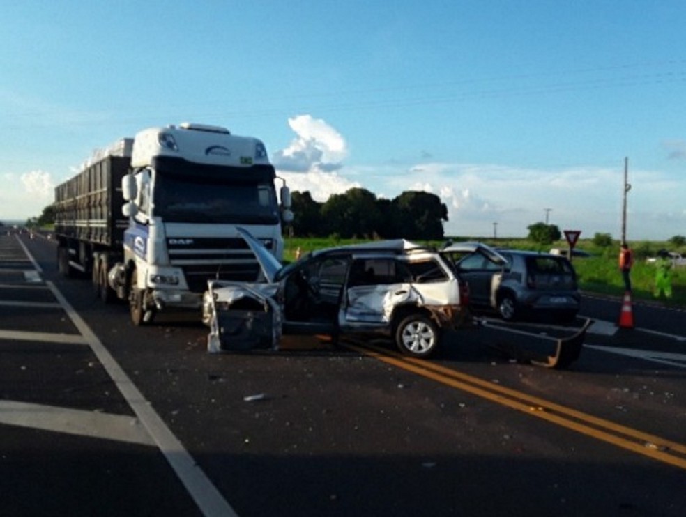 Colisão transversal entre carros e caminhão deixou pai e filho gravemente feridos, em Martinópolis (SP), na última sexta-feira (1º) — Foto: Polícia Rodoviária