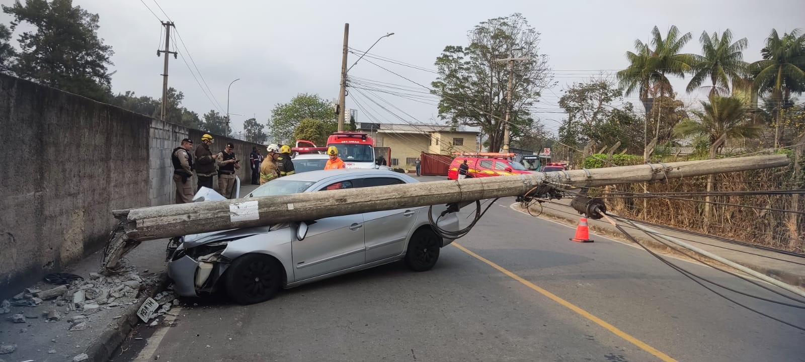 Motorista morre ao bater e quebrar poste de energia em Juiz de Fora