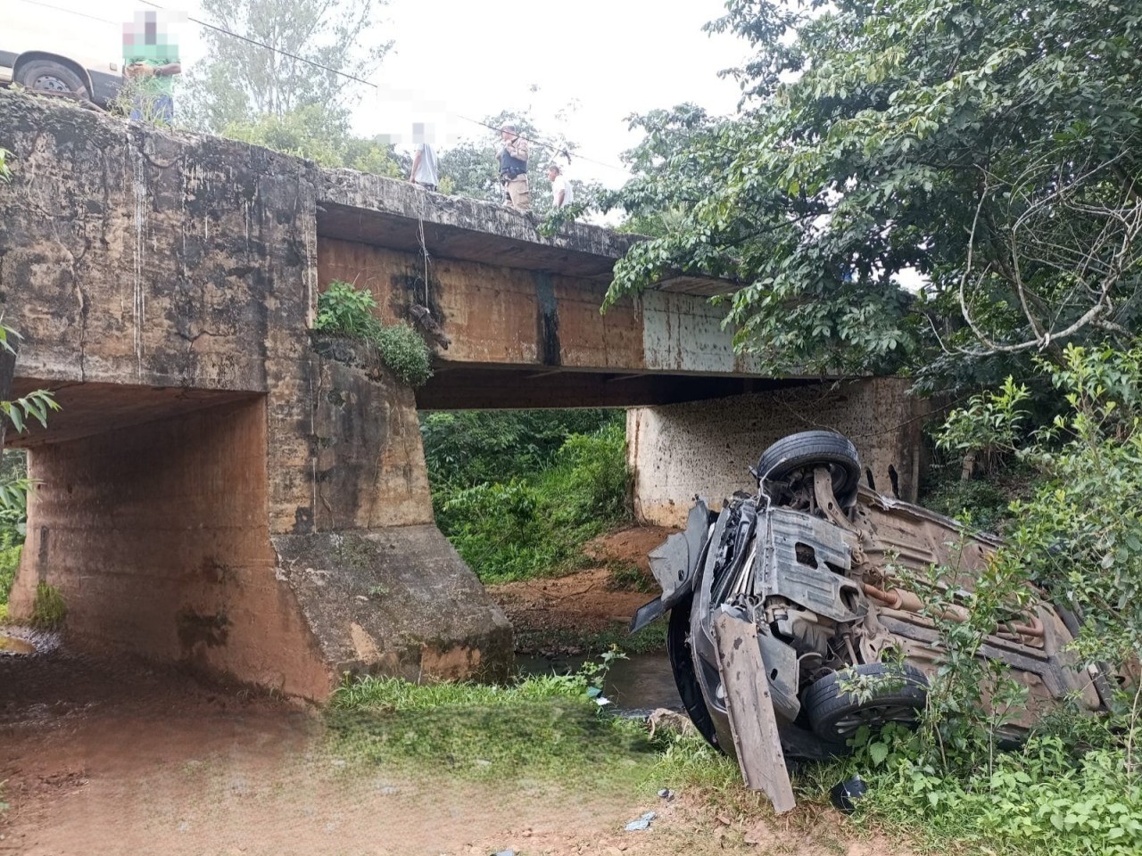 Após colisão com furgão, carro cai de ponte na BR-352 e passageira morre