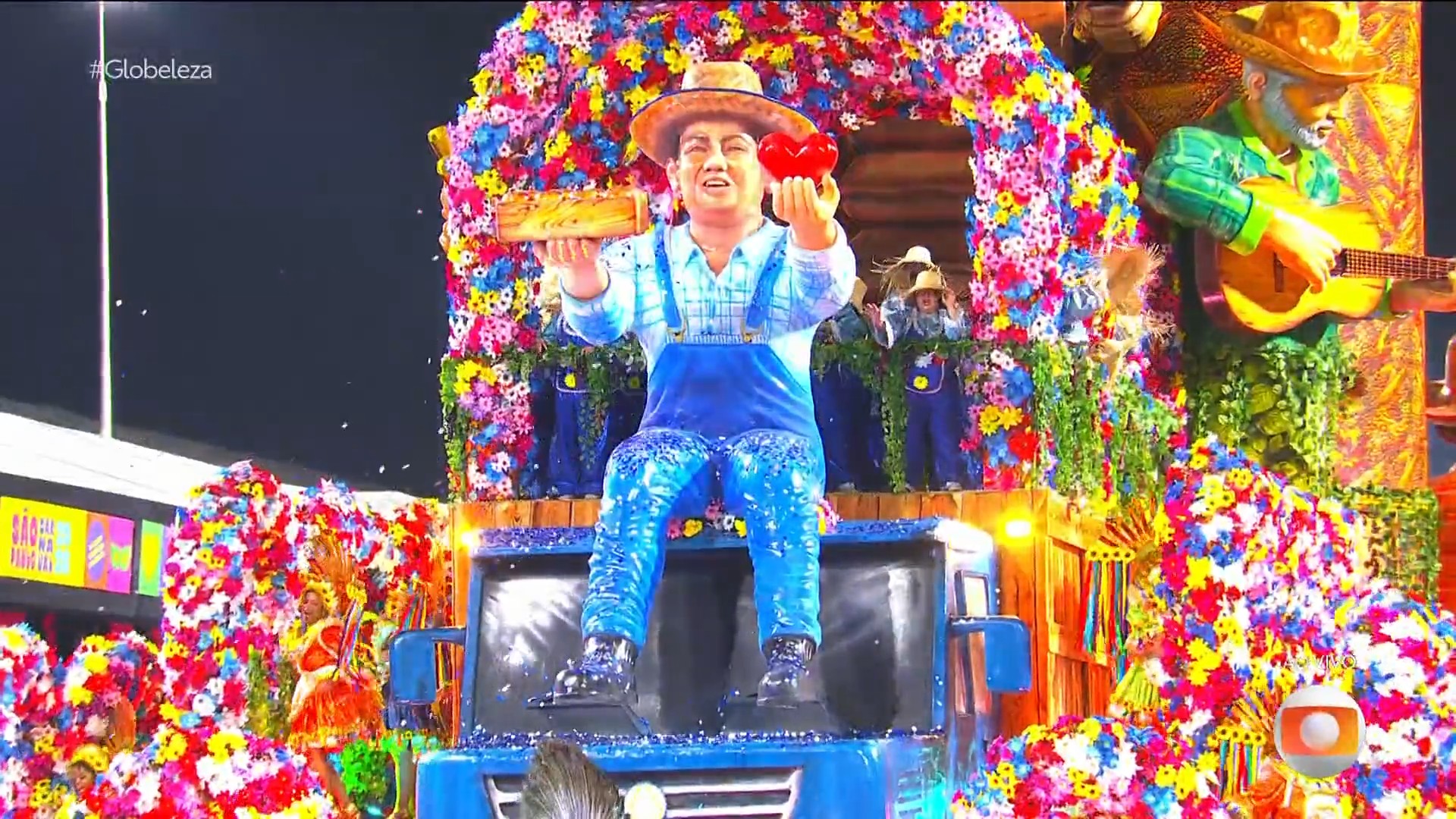 Acadêmicos do Tatuapé põe coração na avenida e homenageia família que doou órgãos de torcedor morto em acidente