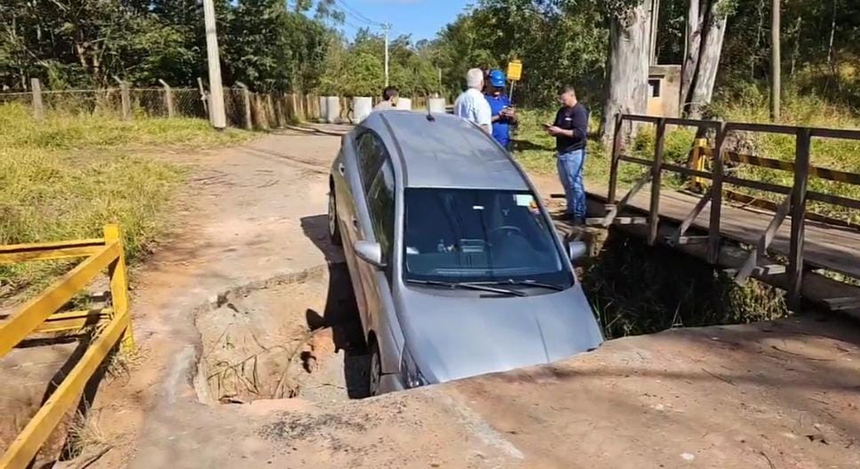 Carro ignora sinalização e cai em ponte interditada em Poços de Caldas