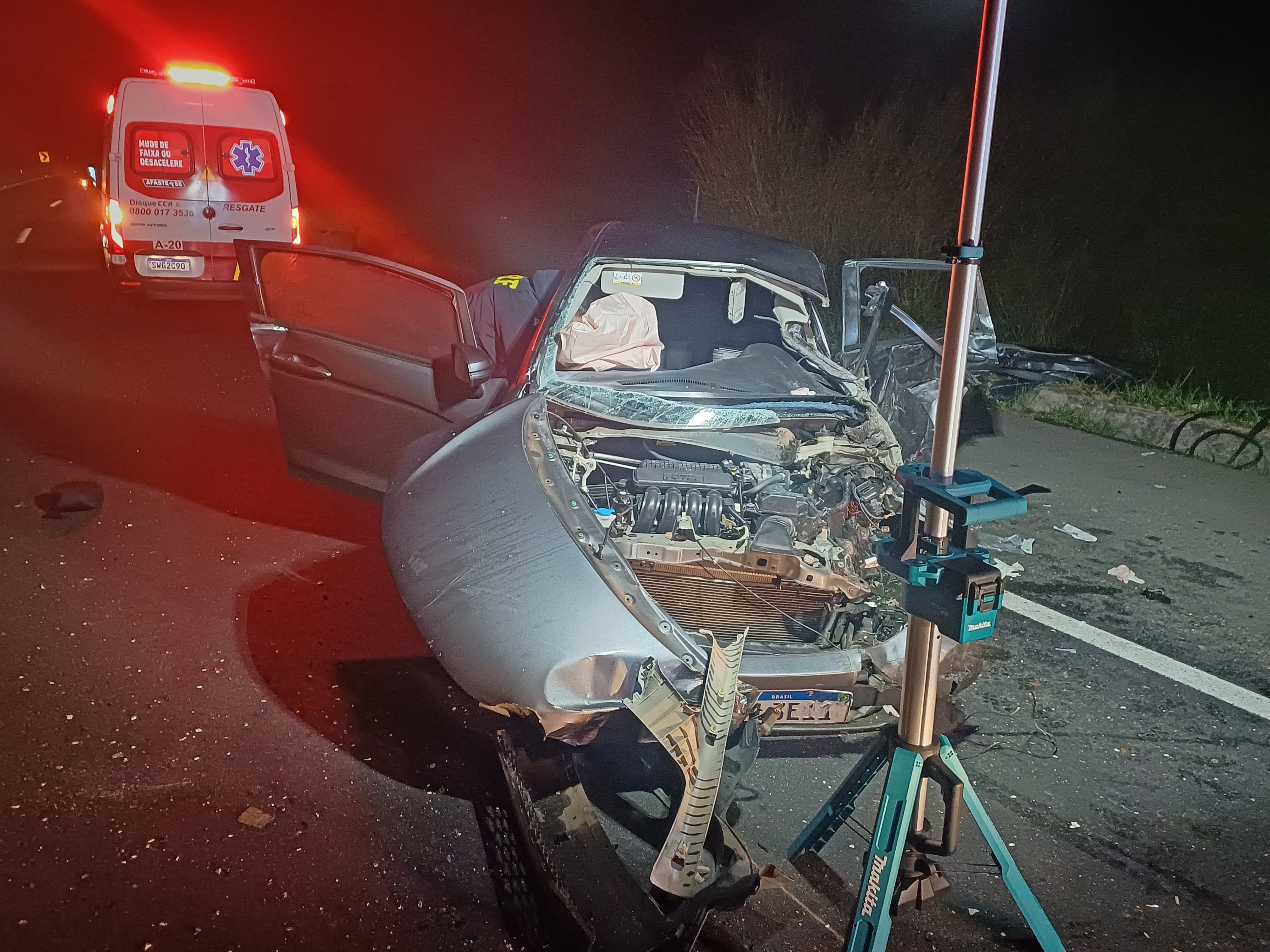 Carro bate contra caminhão na contramão e deixa mulher ferida na Via Dutra, em Piraí 