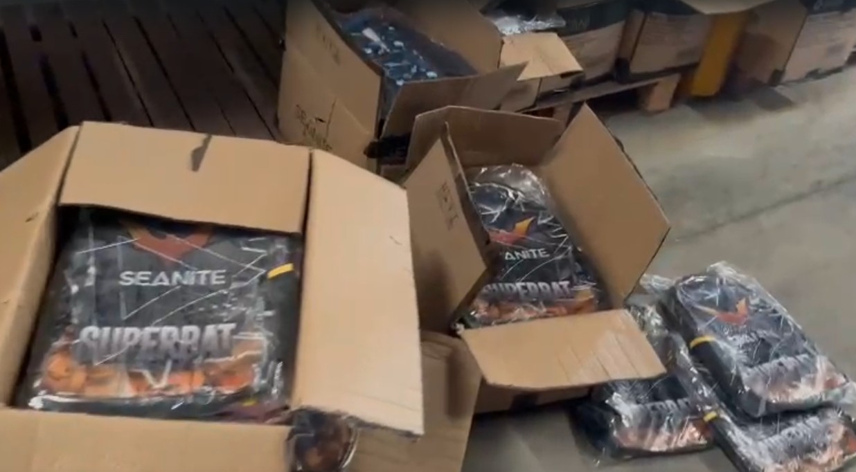 Mais de seis toneladas de produtos falsificados da DC Comics são apreendidas em operação da Polícia Civil no Rio