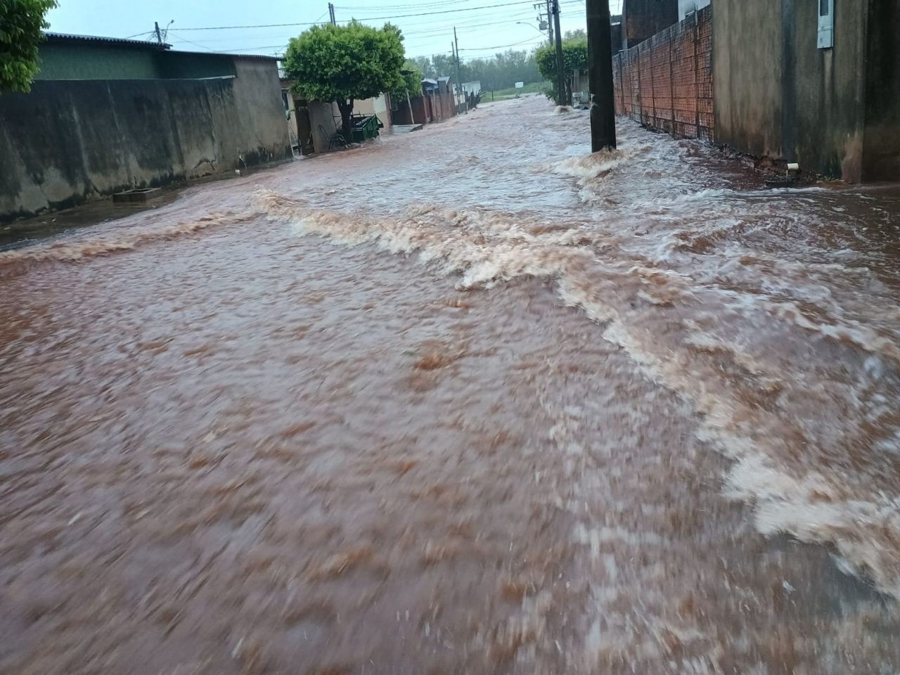 Chuva de 20 minutos alaga ruas e correnteza assusta moradores de MS; veja vídeo