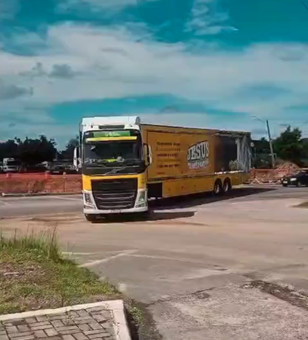 Carreta missionária oferece serviços gratuitos em Cabo Frio