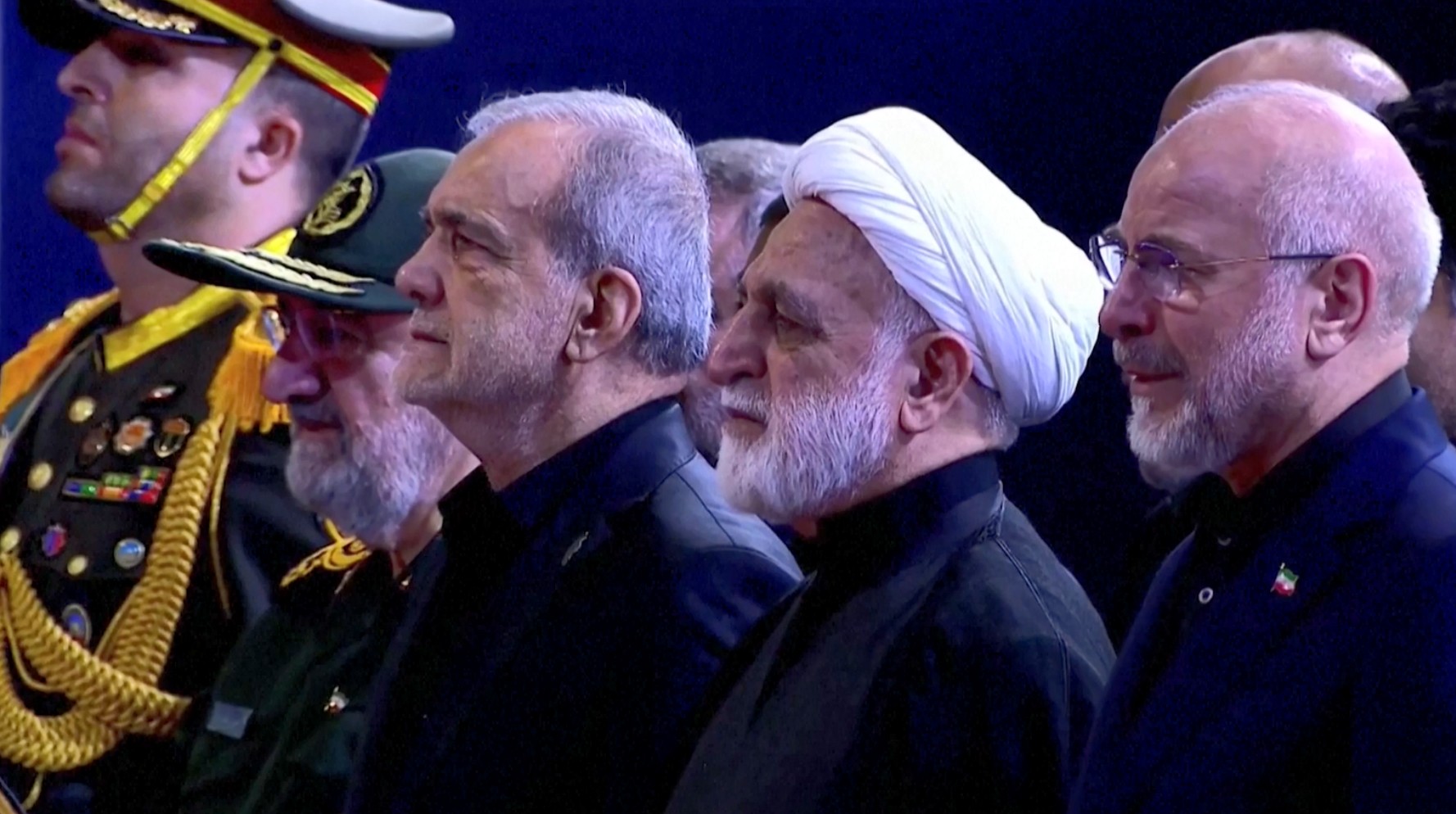 VÍDEO: presidente e membros do governo do Irã choram em frente a caixão de Ali Khamenei