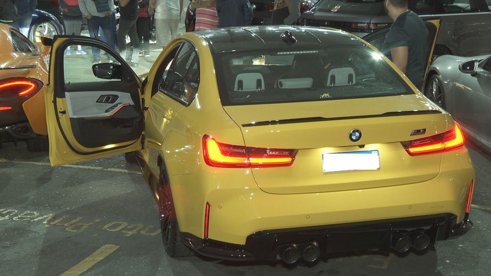 Um dos modelos BMW apreendidos na operação — Foto: TV Globo