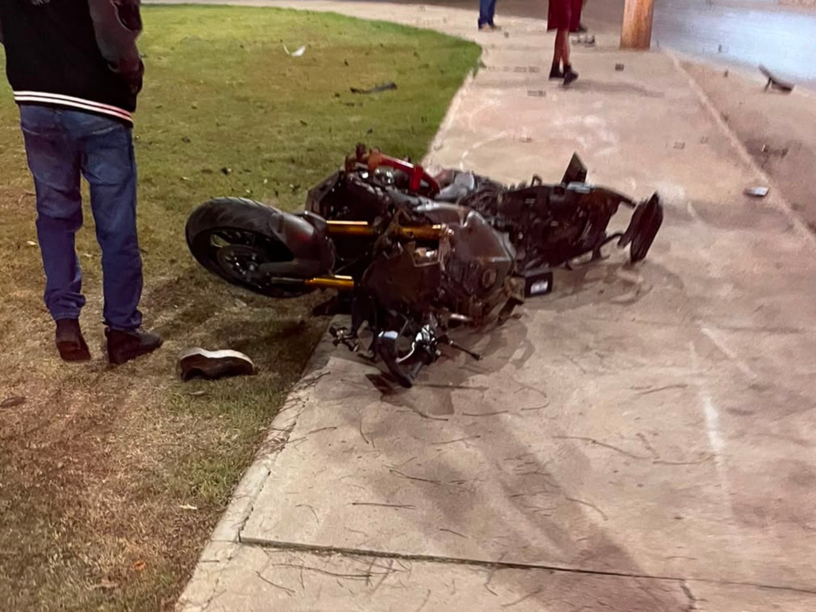 Motociclista fica em estado gravíssimo após bater em poste em Pirapora