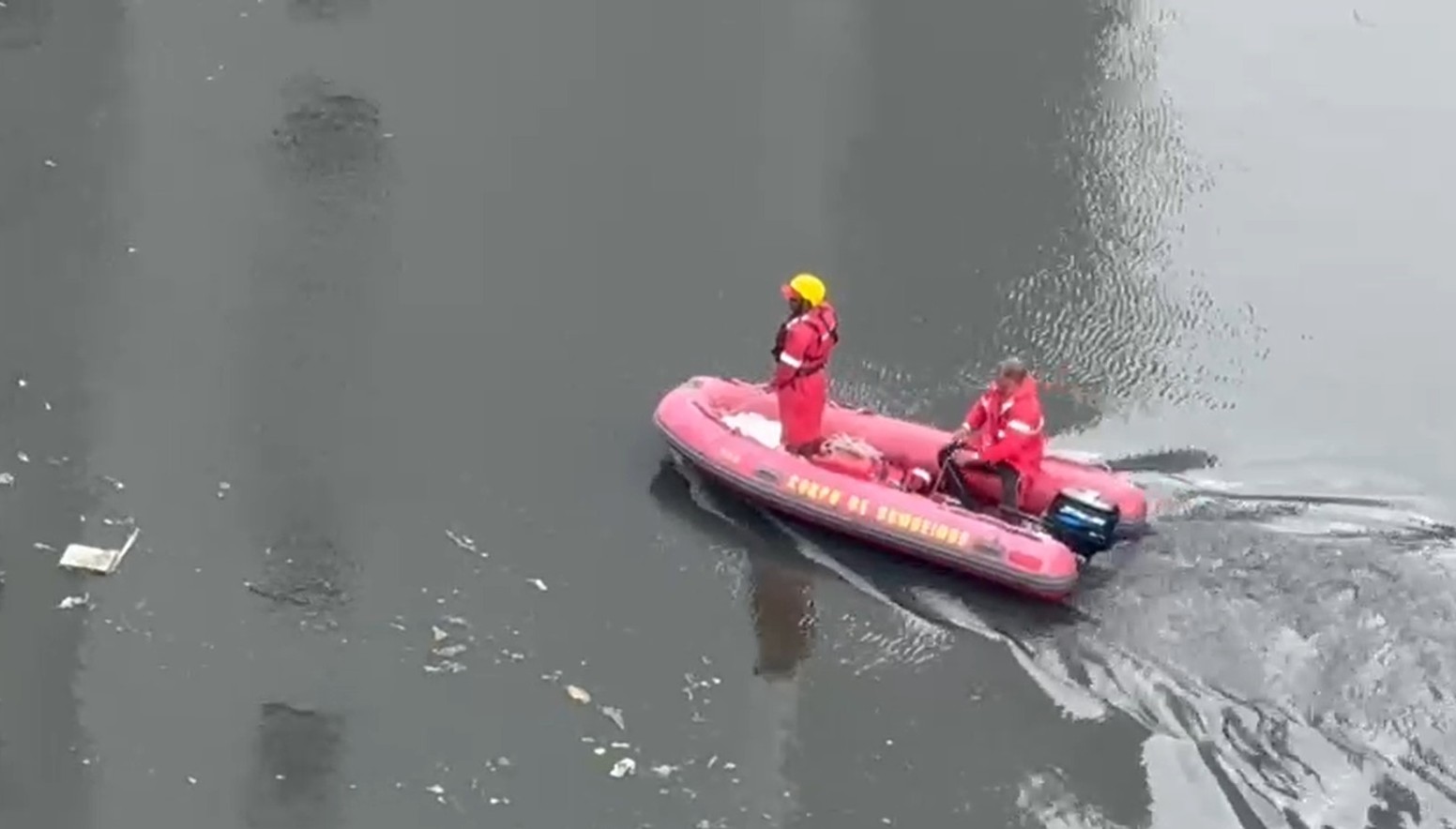 Bombeiros retomam buscas por aluno de remo do Sport que desapareceu em rio no Recife após cair de caiaque