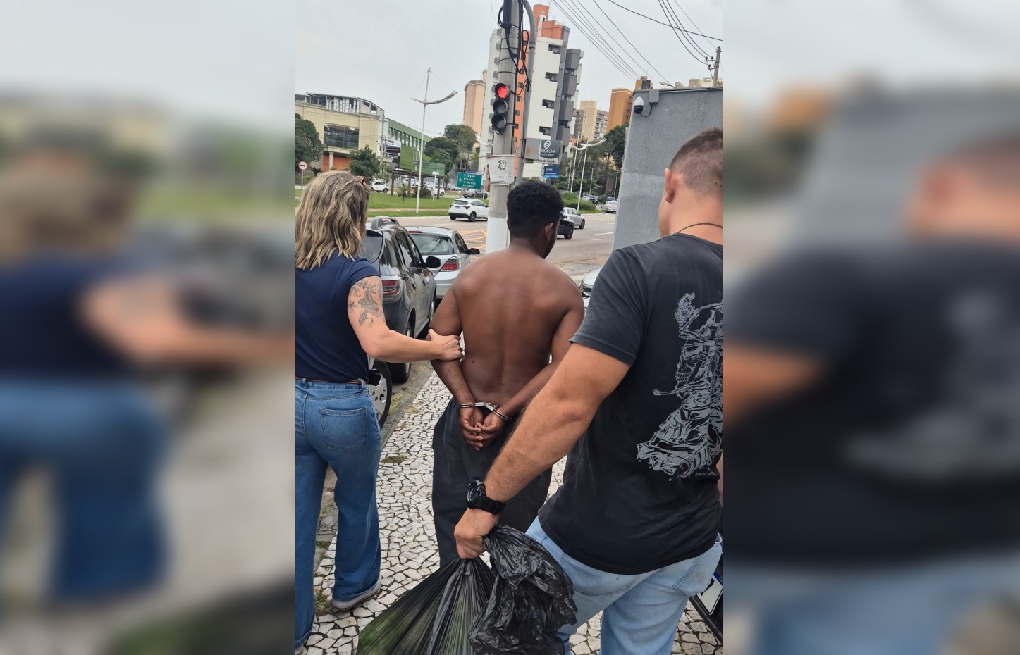 Homem ao lado de carro que obstruía rua é preso com porções de maconha e haxixe em Jundiaí