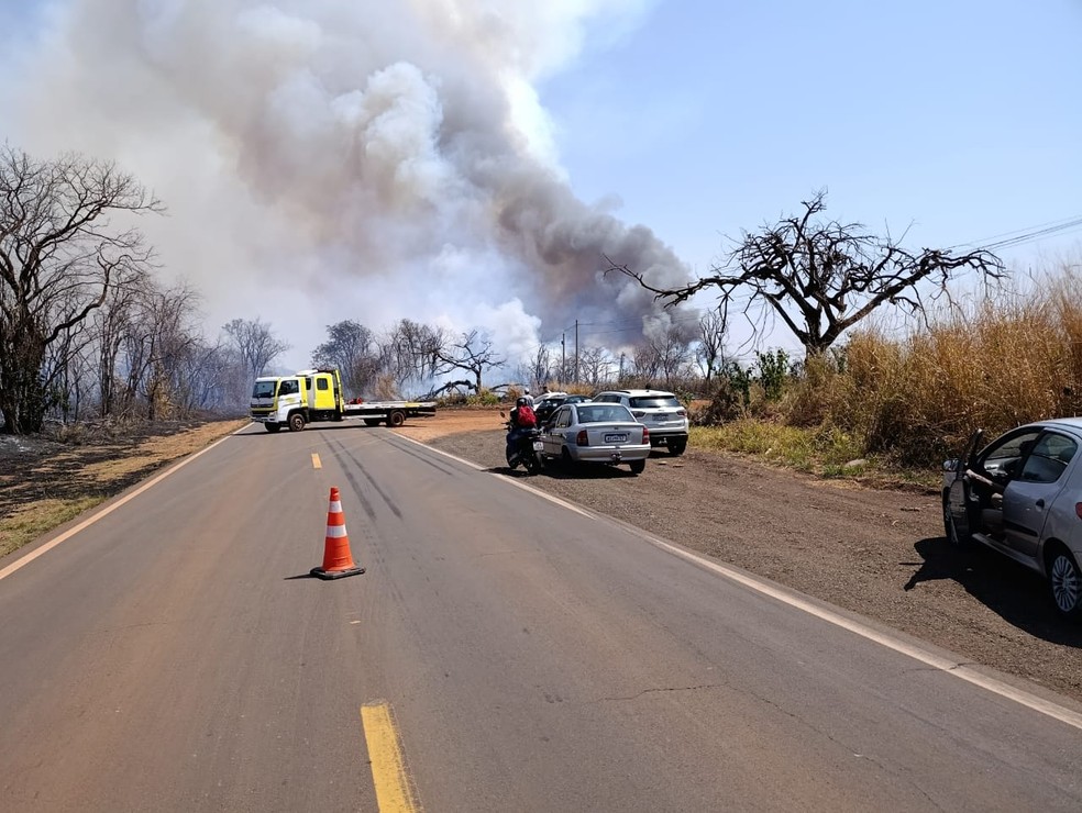 Incêndio em canavial e milharal mobiliza brigadistas em Itapura (SP)  — Foto: Arquivo Pessoal