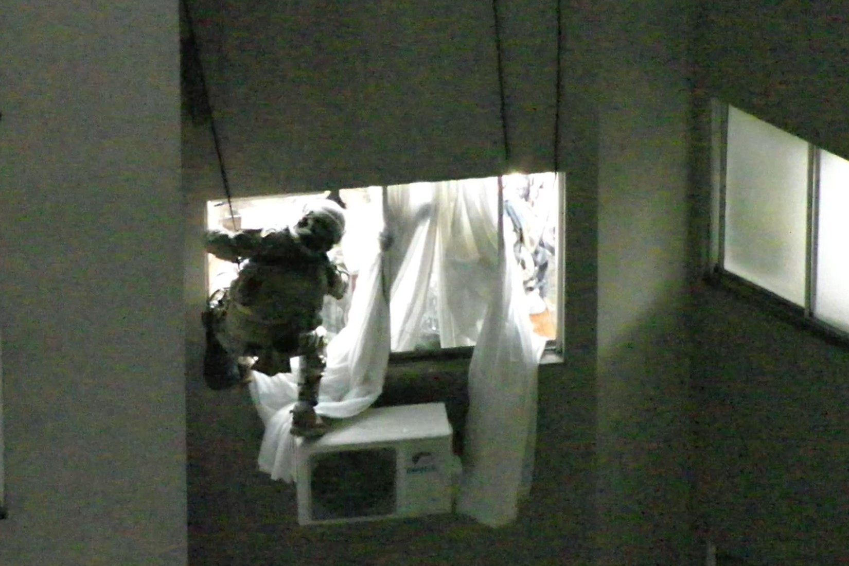 Homem em surto que esfaqueou cunhado e mantinha casal de idosos refém morre após intervenção policial em Londrina