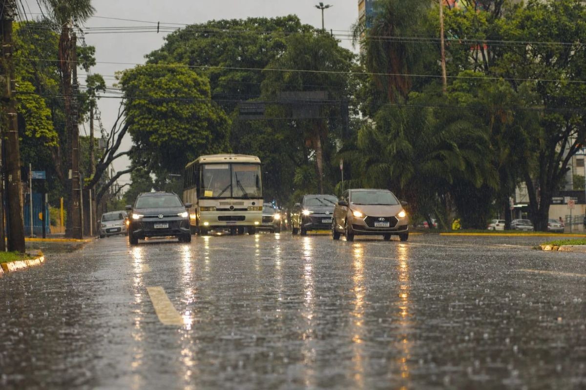 Campo Grande entra em alerta laranja para risco de tempestades com chuva e ventos de até 100 km/h