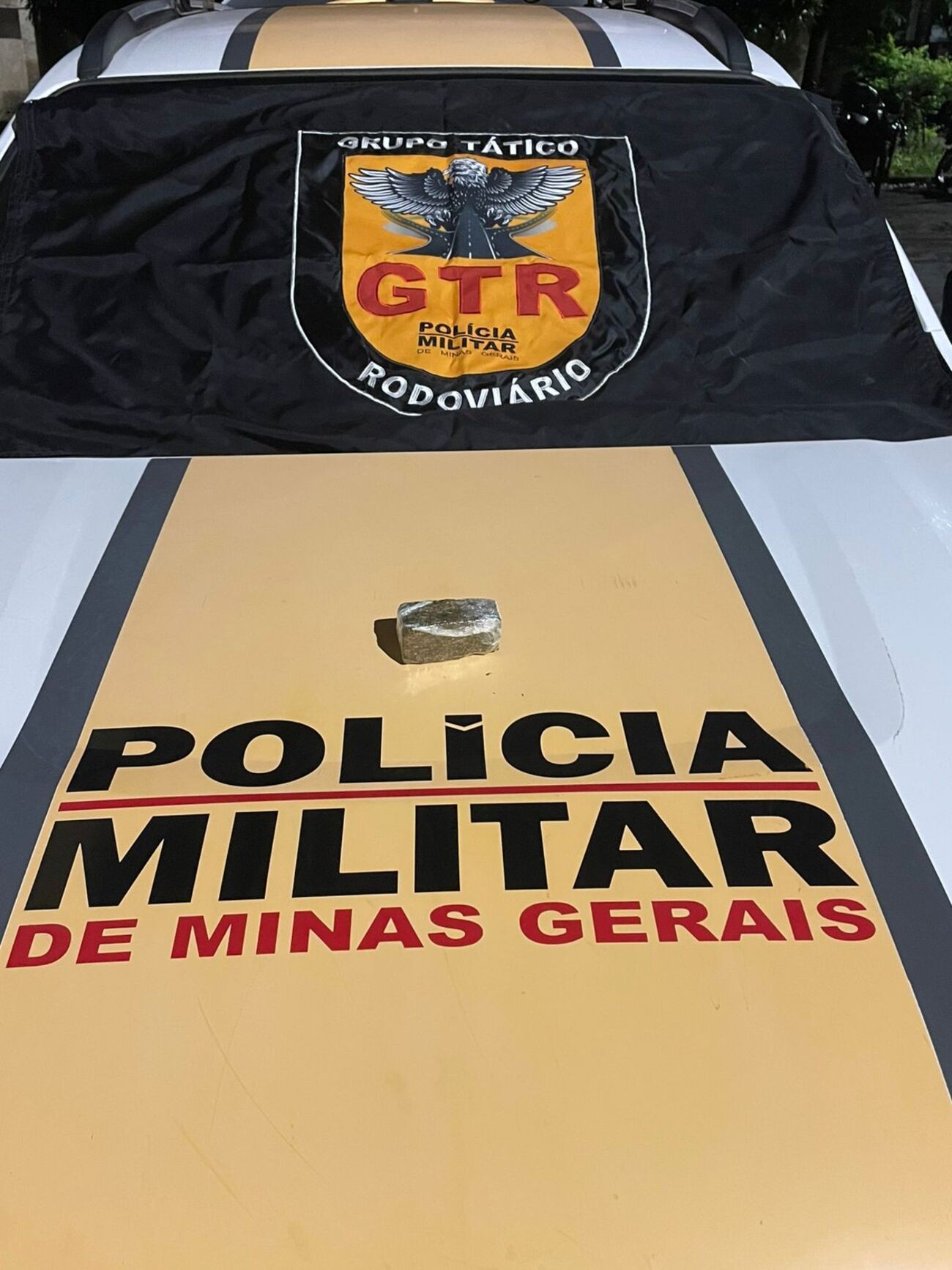 Tablete de maconha é apreendido dentro marmita que homem levava em ônibus abordado na LMG-653