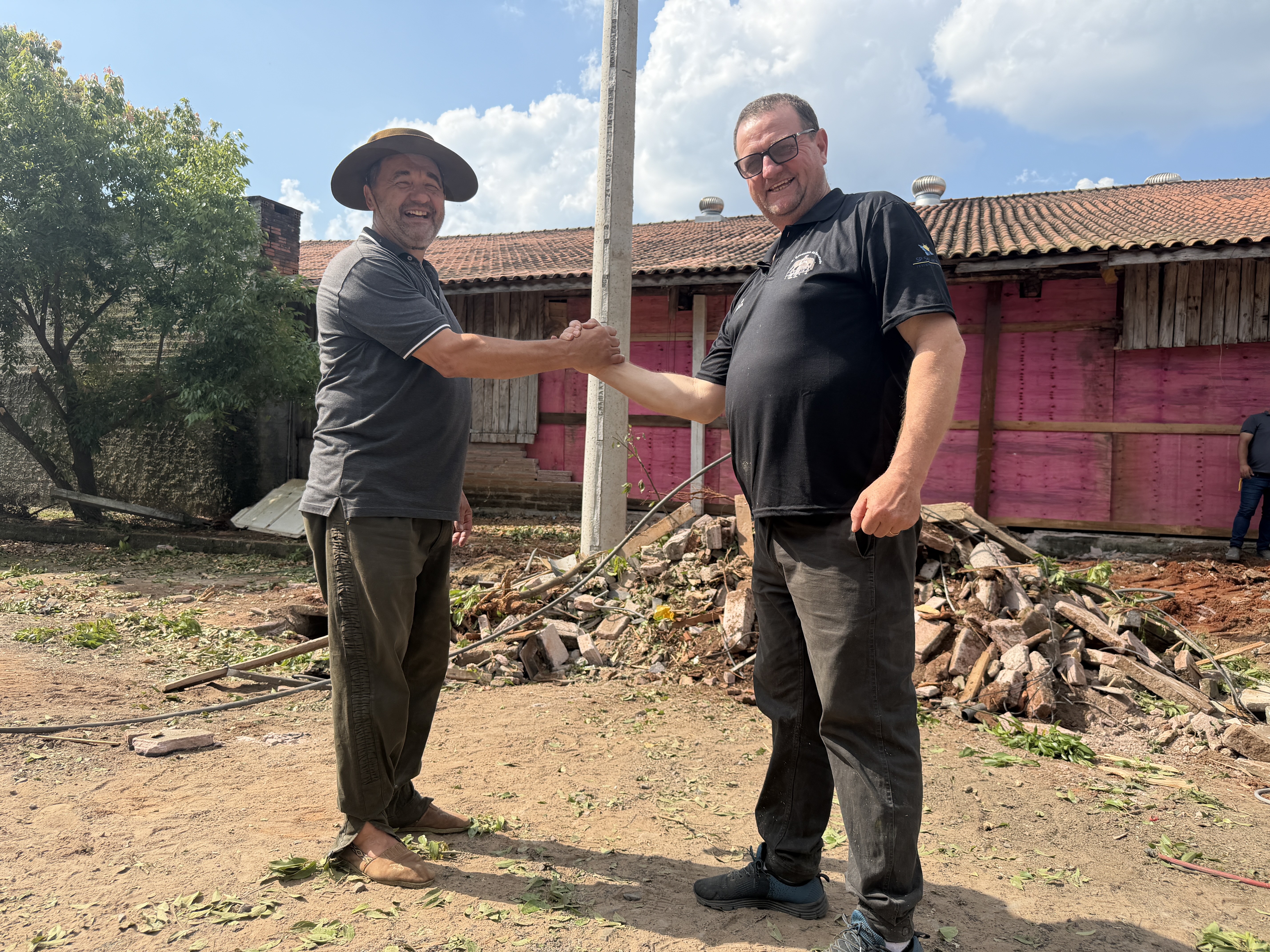 Após ser invadido por caminhão, CTG é recuperado em tempo recorde com mutirão; câmera flagrou momento do acidente