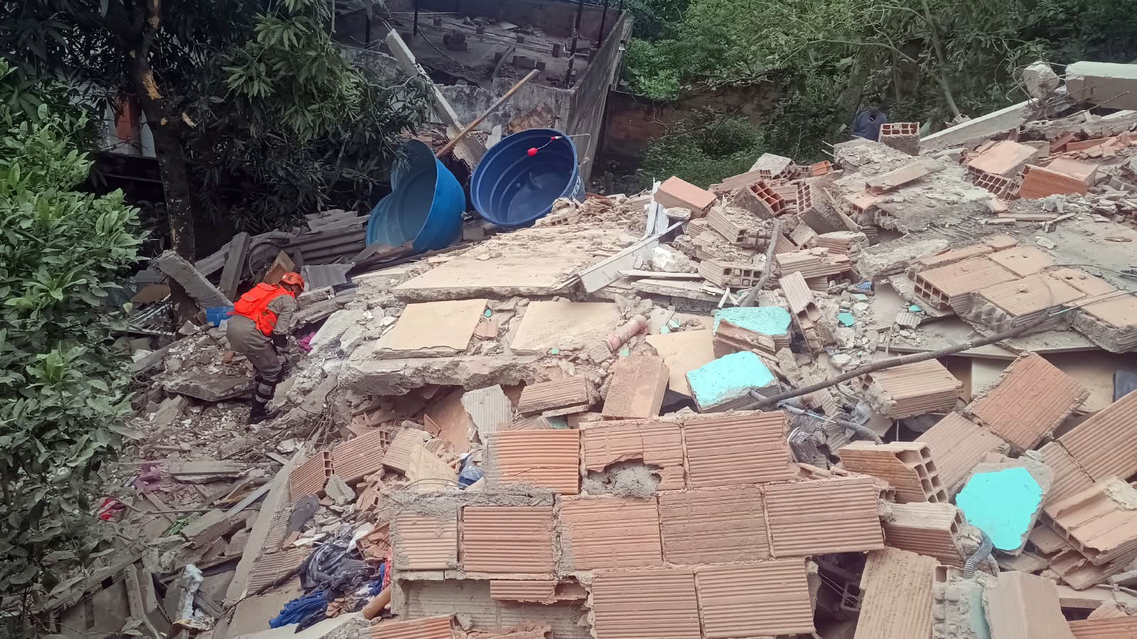 Duas vítimas são retiradas em estado grave de escombros após desabamento em Niterói