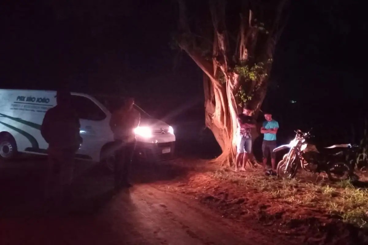 Trabalhador morre após bater moto em árvore em MT