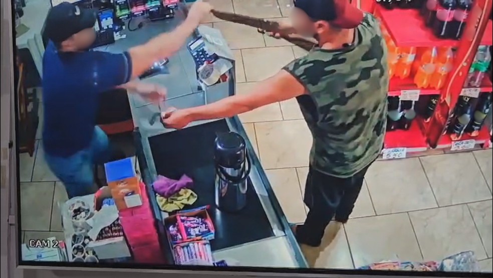 Comerciante de mercado reage a roubo e desarma assaltante com espingarda no RS — Foto: Imagens cedidas