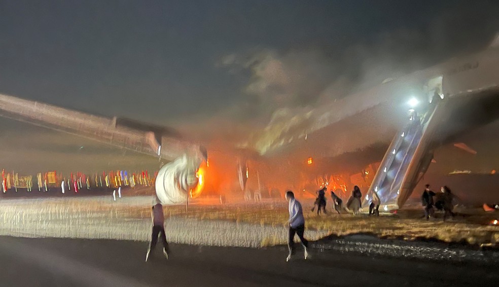 Homem coloca fogo em papéis dentro de avião da Gol que saiu de BH