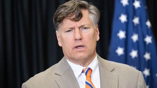 Assessor de Trump diz esperar que Brasil contenha o 'descontrolado Moraes' antes que ele 'destrua completamente' relação com EUA - Subsecretário de Estado americano se referia a reportagem que mencionou ordem de prisão contra brasileira que vive na Flórida e também tem cidadania americana.