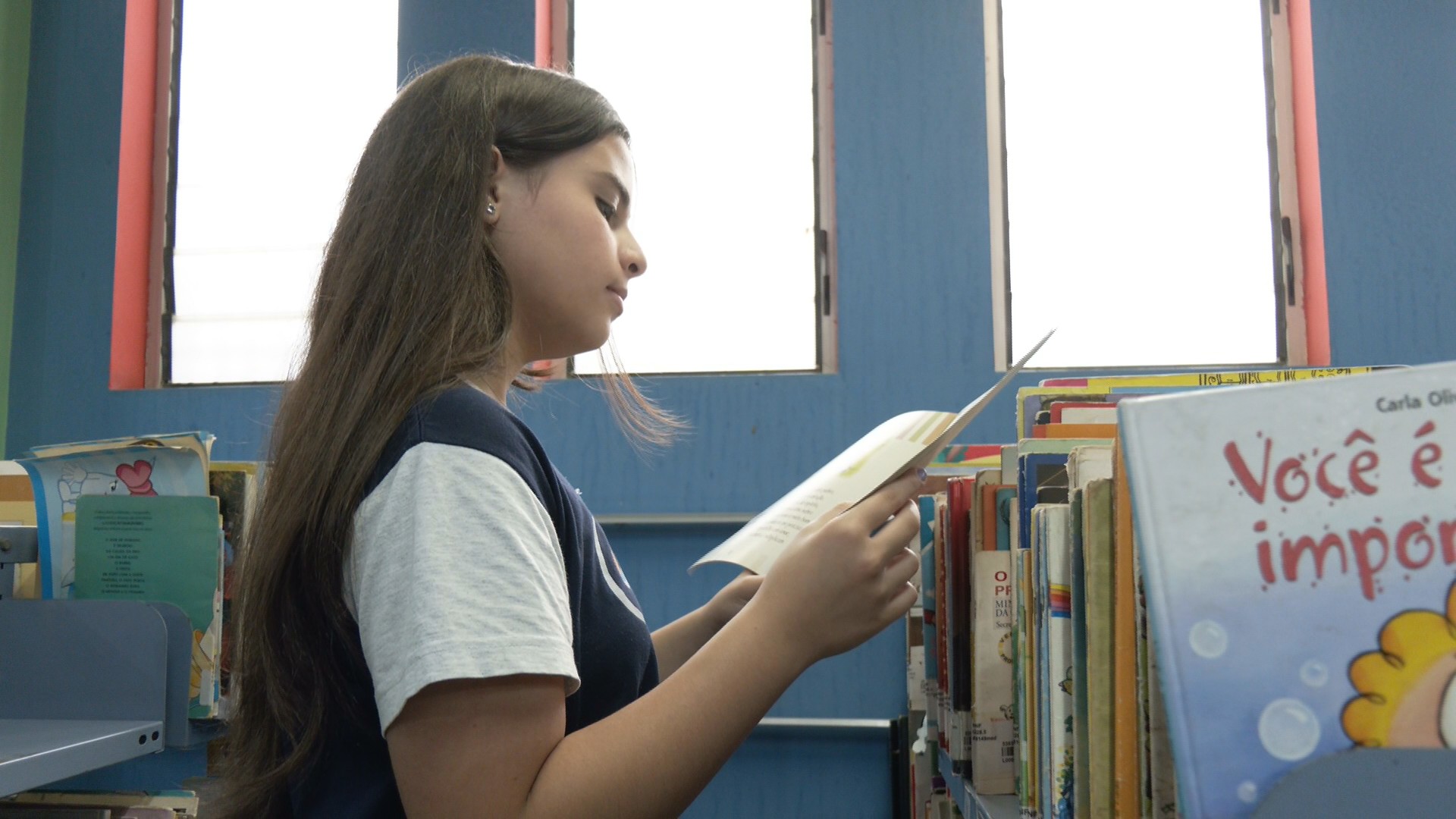 Repórter mirim visita biblioteca em Juiz de Fora e destaca poder da leitura: 'Os livros são verdadeiros tesouros'