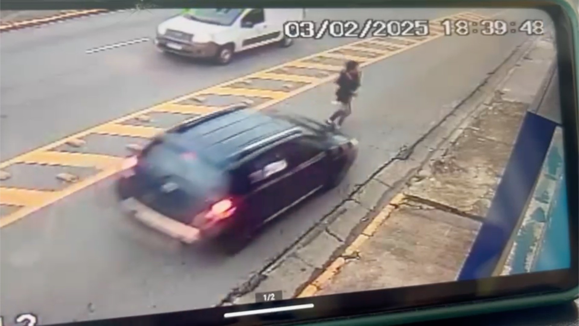 VÍDEO: motorista atropela mulher e foge sem prestar socorro na Grande SP