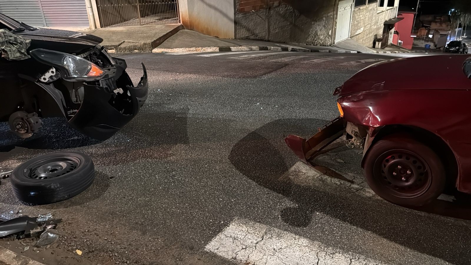 Motorista invade contramão e bate de frente com carro em cruzamento de Araçariguama