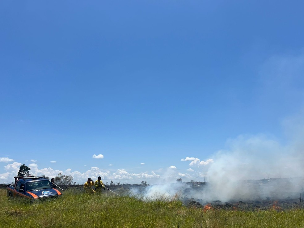 Equipes do Corpo de Bombeiros ainda trabalham para controlar incêndio em área de mata em Botucatu — Foto: Adriano Baracho/TV TEM