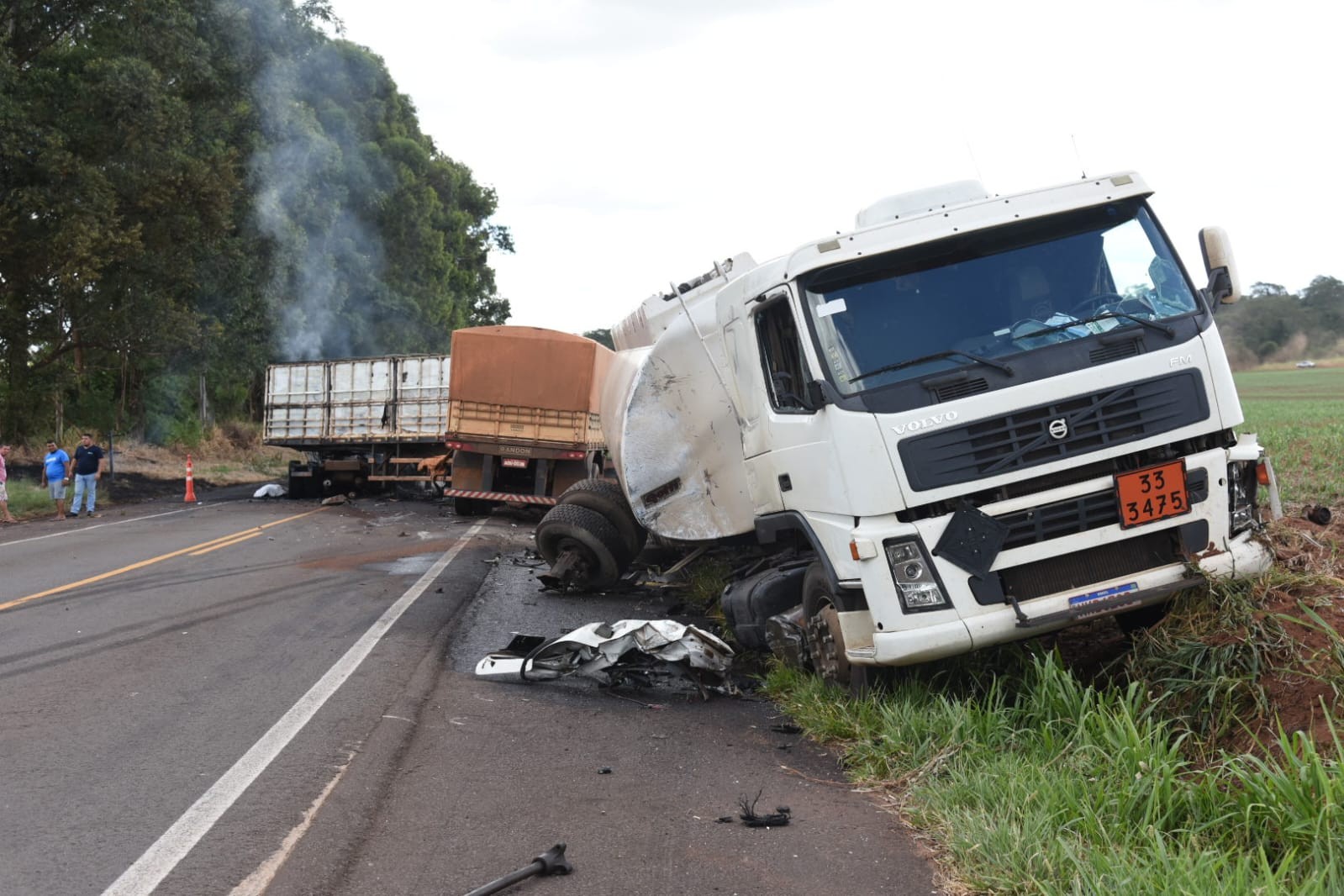 Motorista morre após batida frontal entre duas carretas na PR-323, em Tapejara; veículo pegou fogo