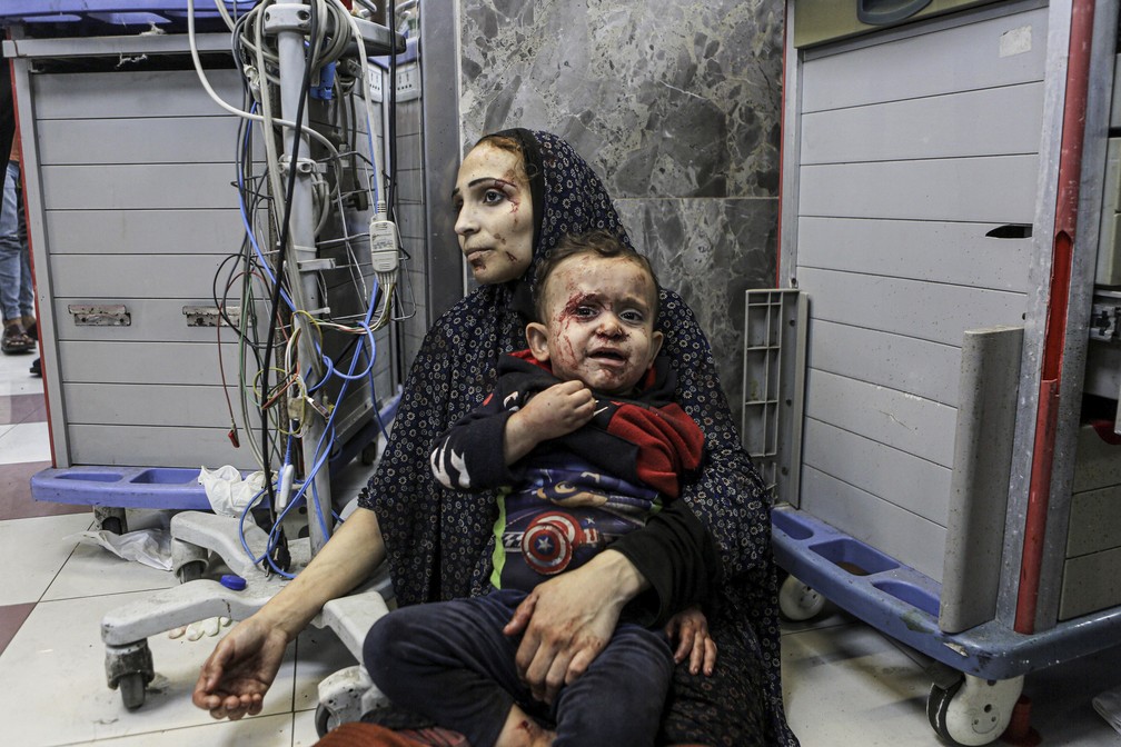 Palestinos feridos aguardam tratamento no hospital al-Shifa, na cidade de Gaza, centro da Faixa de Gaza, terça-feira, 17 de outubro de 2023. — Foto: AP Photo/Abed Khaled