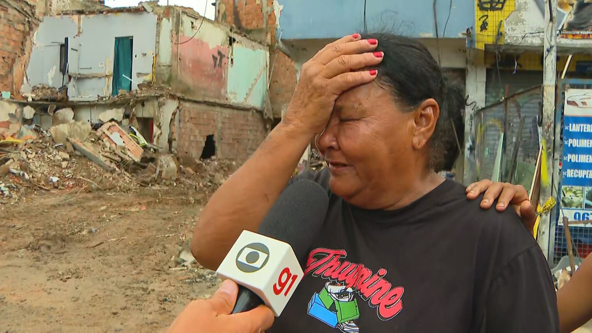 Corpo de mãe que morreu soterrada em desabamento no Maracanã é enterrado