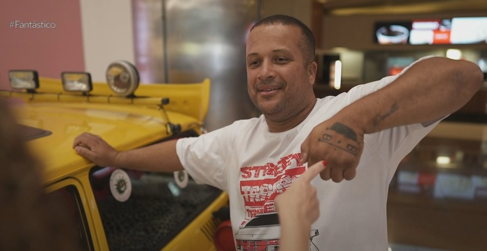 F do Mamonas Assassinas mostra tatuagem de Braslia amarelo na mo. — Foto: Reproduo/Fantstico