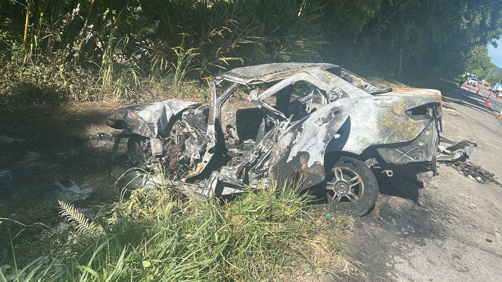 Duas pessoas são socorridas em estado grave após acidente entre carro e ônibus em São Sebastião
