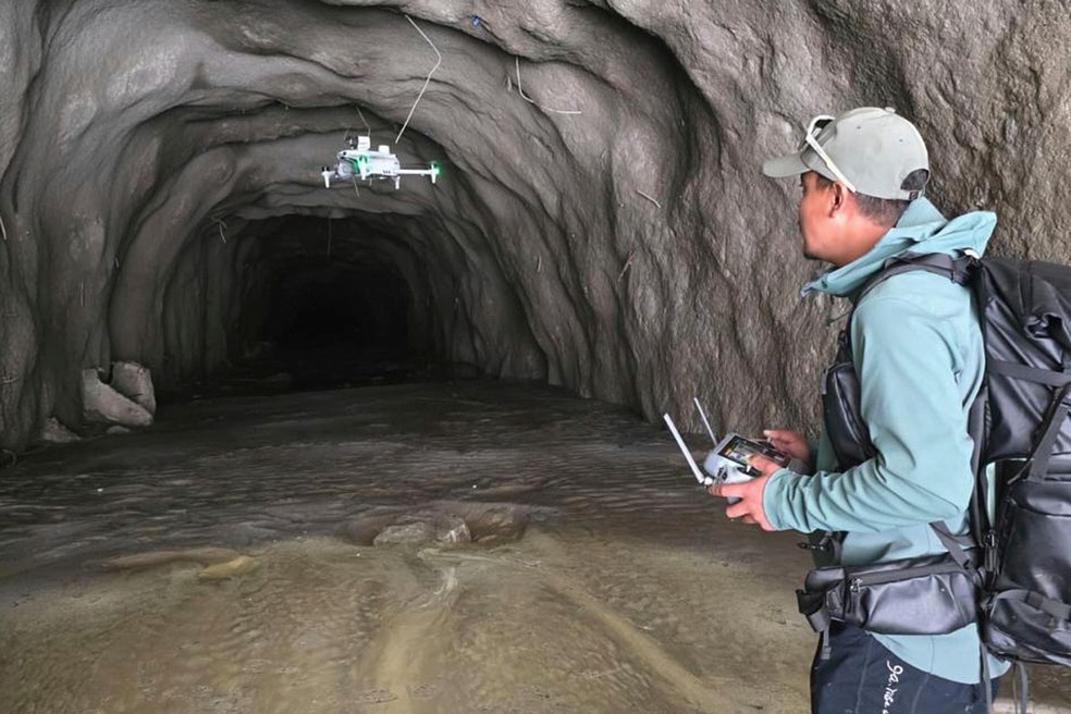 Cineasta Manish Maharjan opera drone na entrada de um túnel do projeto hidrelétrico Rashuwaghadi, no distrito de Rasuwa, no Nepal, em 31 de agosto de 2026. — Foto: Manish Maharjan via AP