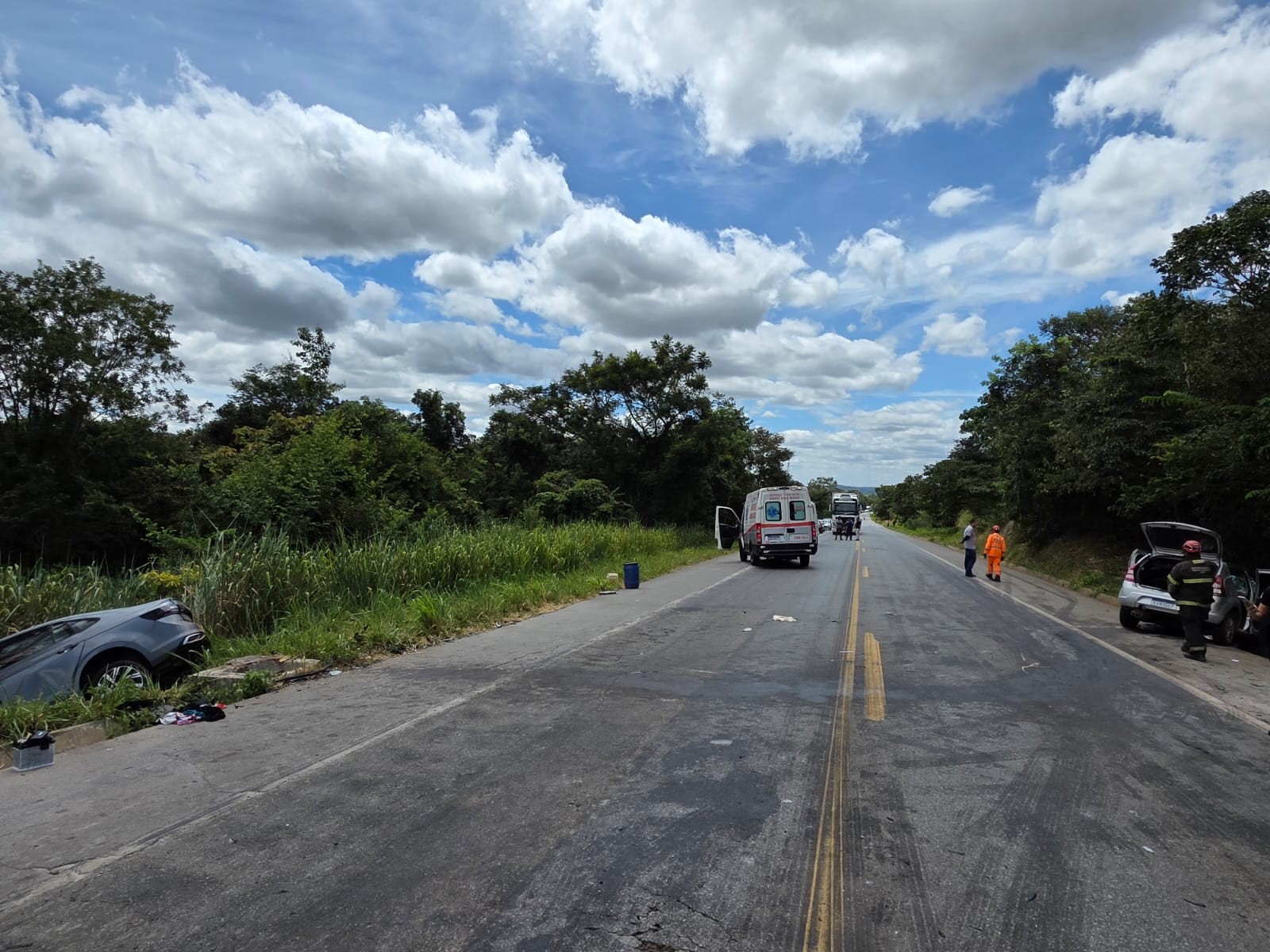 Batida entre carros mata dois motoristas e deixa cinco passageiros feridos na BR-262, em Bom Despacho