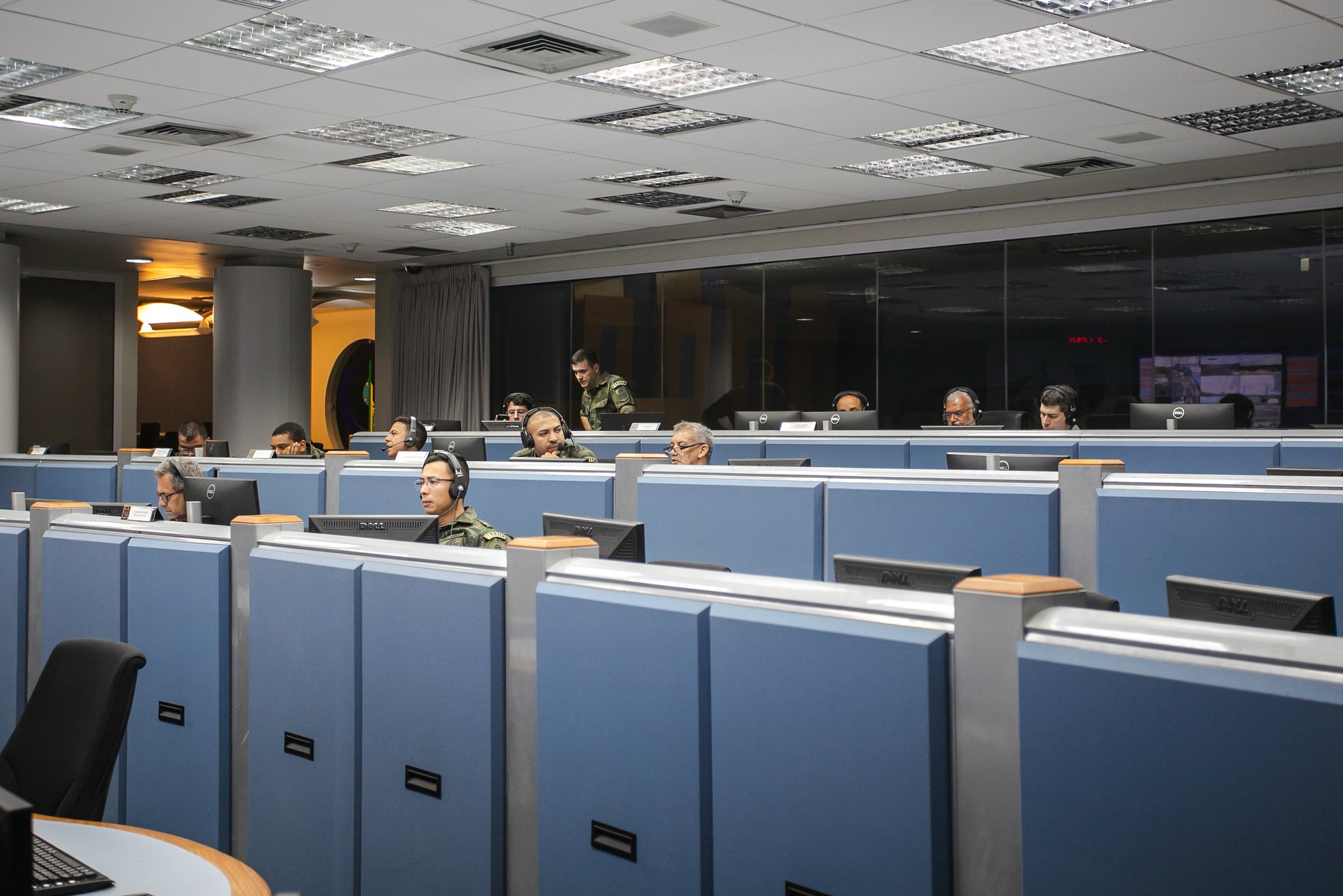Conheça a sala de controle e entenda como funciona a operação de lançamento do foguete do 1º voo comercial espacial no Brasil