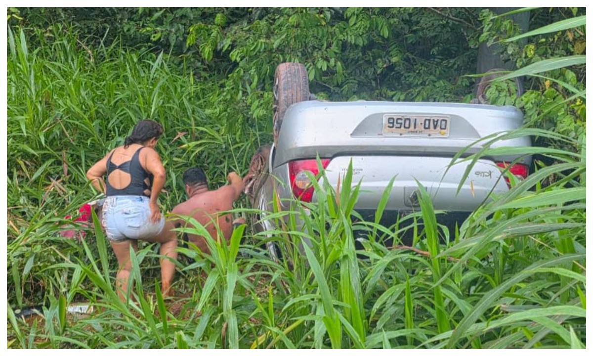 Três pessoas ficam feridas após carro capotar na BR-174, no interior do AM
