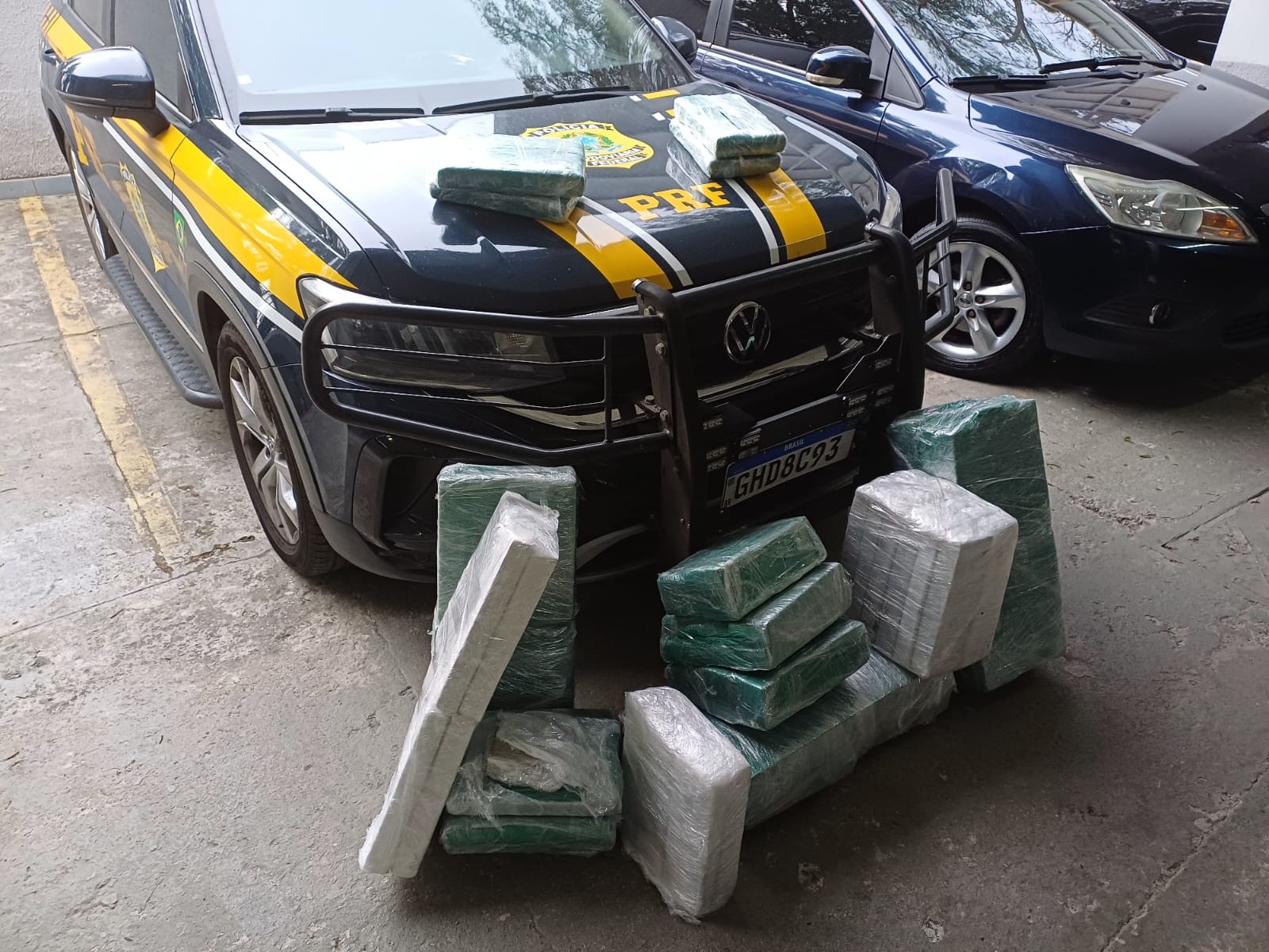 Homem é detido transportando mais de 100 kg de drogas na Dutra, em Caçapava